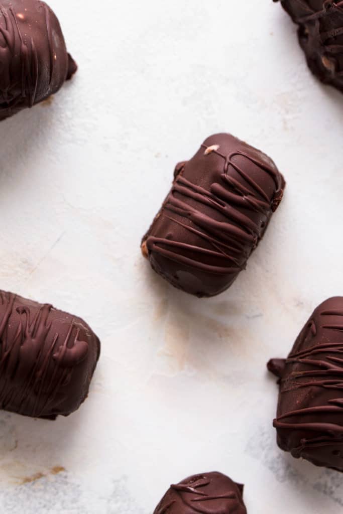 Easy vegan pralines with chocolate mousse filling