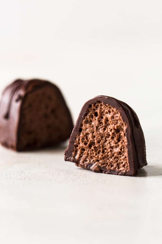 Easy vegan pralines with chocolate mousse filling