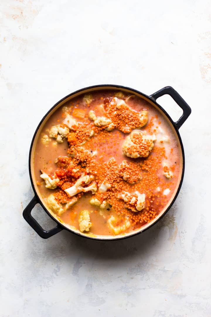 Cauliflower curry with red lentils in a cocotte