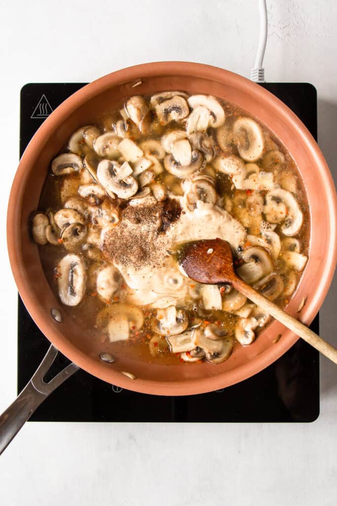 Pan with cooked mushrooms, cashew butter and vegetable broth.