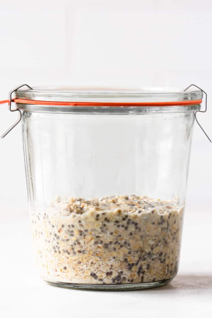 Closed Weck jar with overnight oats.