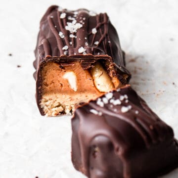 Peanut butter chocolate bar with a light cashew layer, a peanut caramel layer and coated with chocolate.