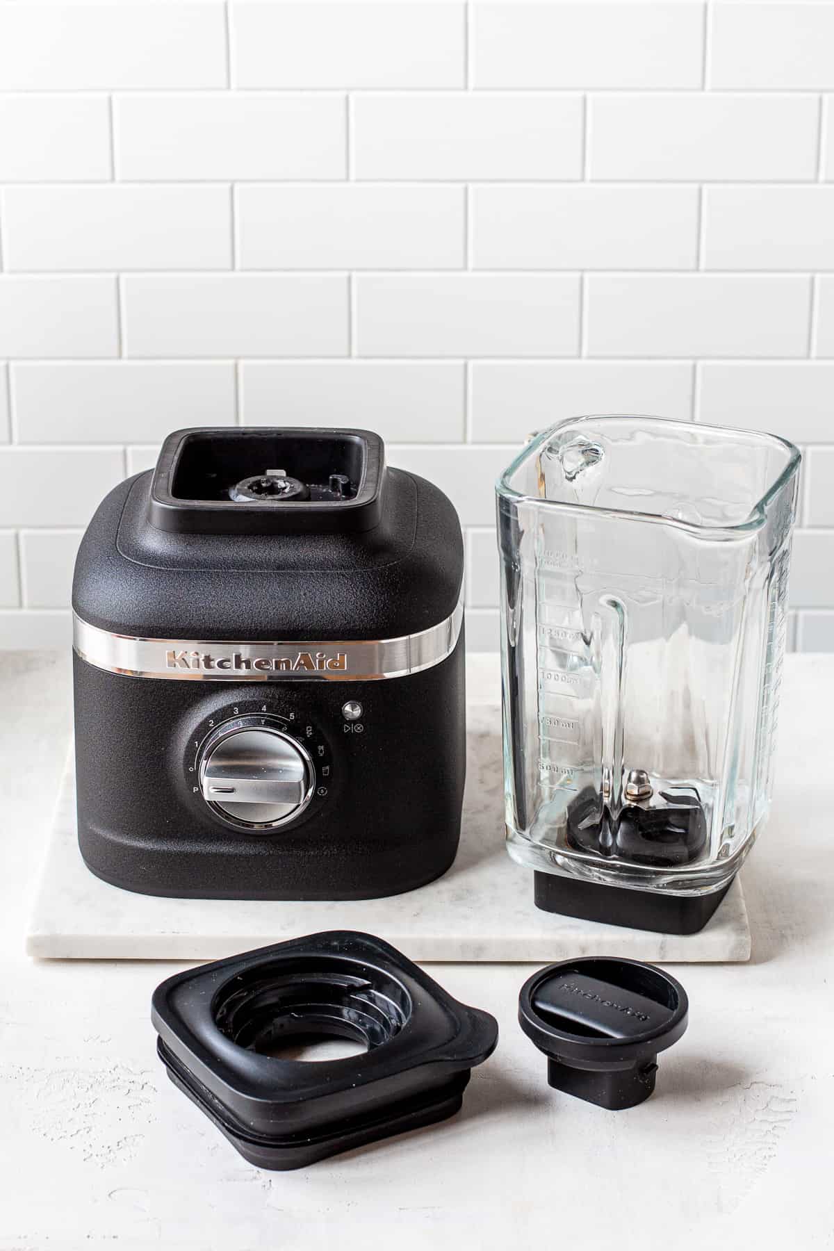 https://cookingwithelo.com/wp-content/uploads/2023/02/Kitchenaid-K400-blender-equipment.jpg